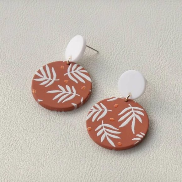 ❌SOLD OUT❌ ACRYLIC LEAF PATTERN ROUND DROP EARRINGS - Picture 2 of 3